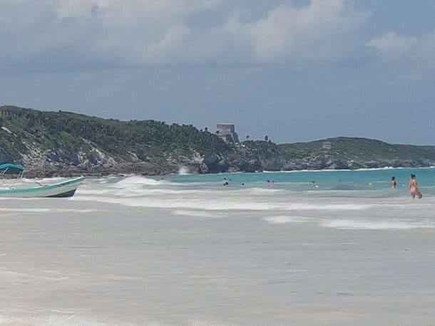 Uitzicht op de ruïnes van Tulum vanaf het strand